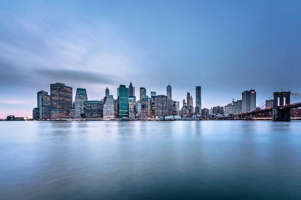 Skyline stad met water en lucht