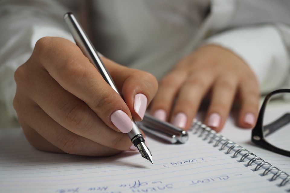 Vrouw met een pen in de hand