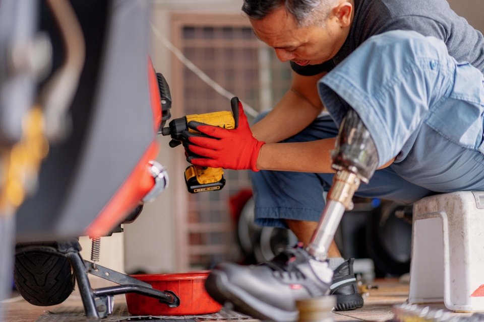Man met kunstbeen op werkplaats 