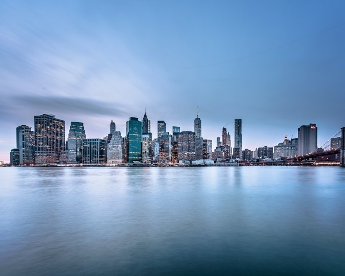 Skyline stad met water en lucht