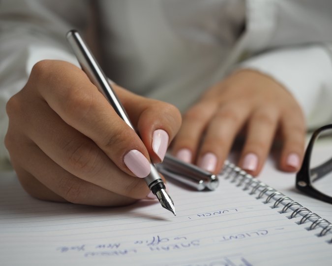 Vrouw met een pen in de hand