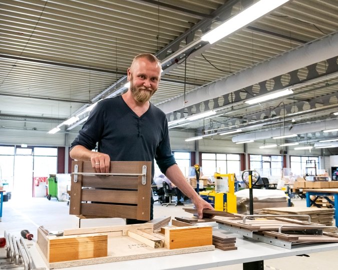 Werknemer die hout bewerkt 